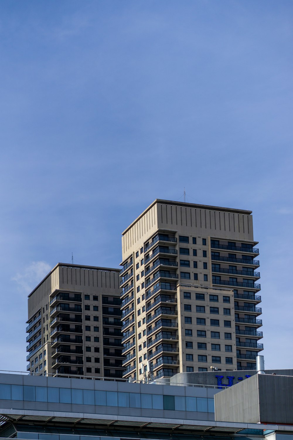 un grand bâtiment avec une horloge au sommet