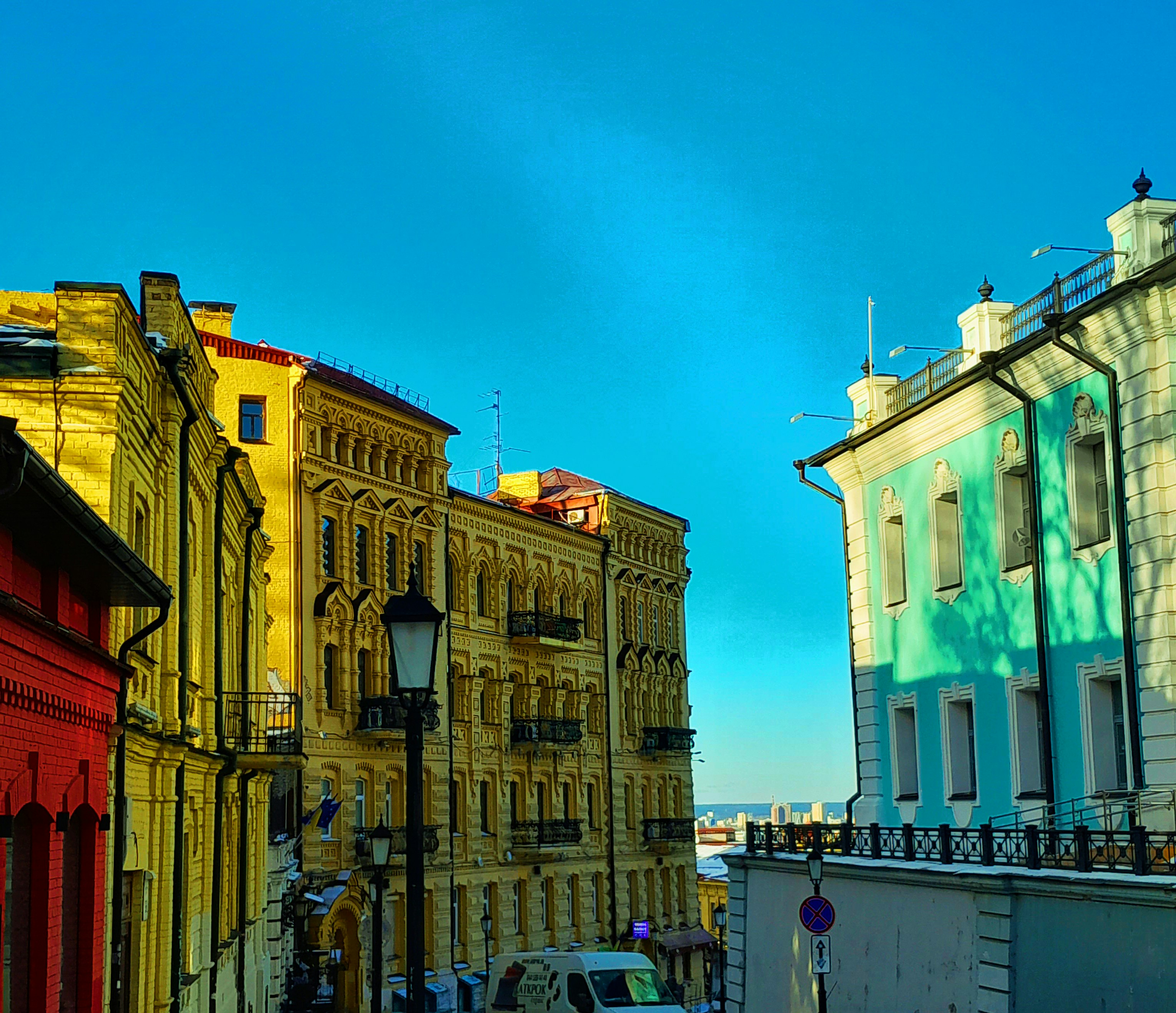 배경에 푸른 하늘이 있는 건물 행