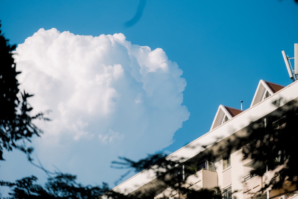 Eine Wolke steht am Himmel über einem Gebäude