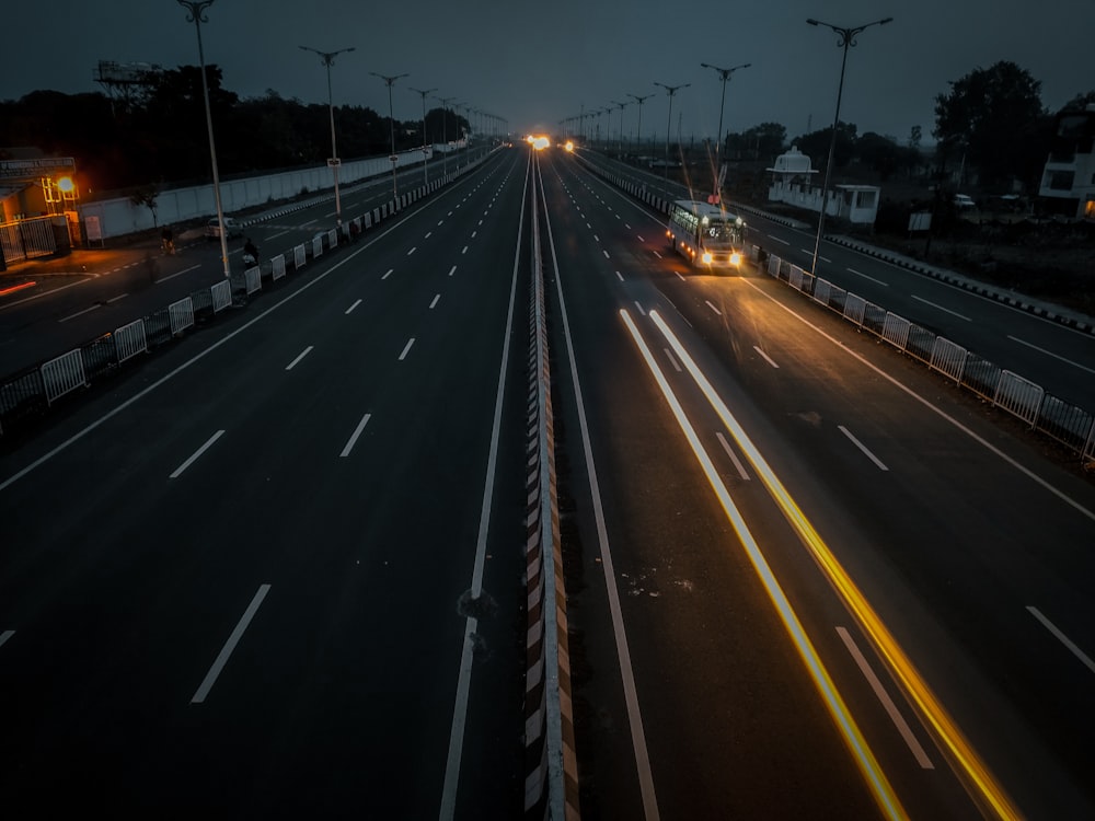 un camion roulant sur une autoroute la nuit