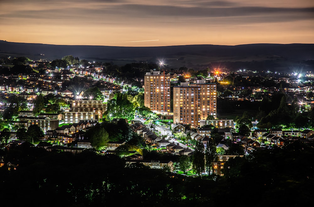 une vue d’une ville la nuit depuis une colline