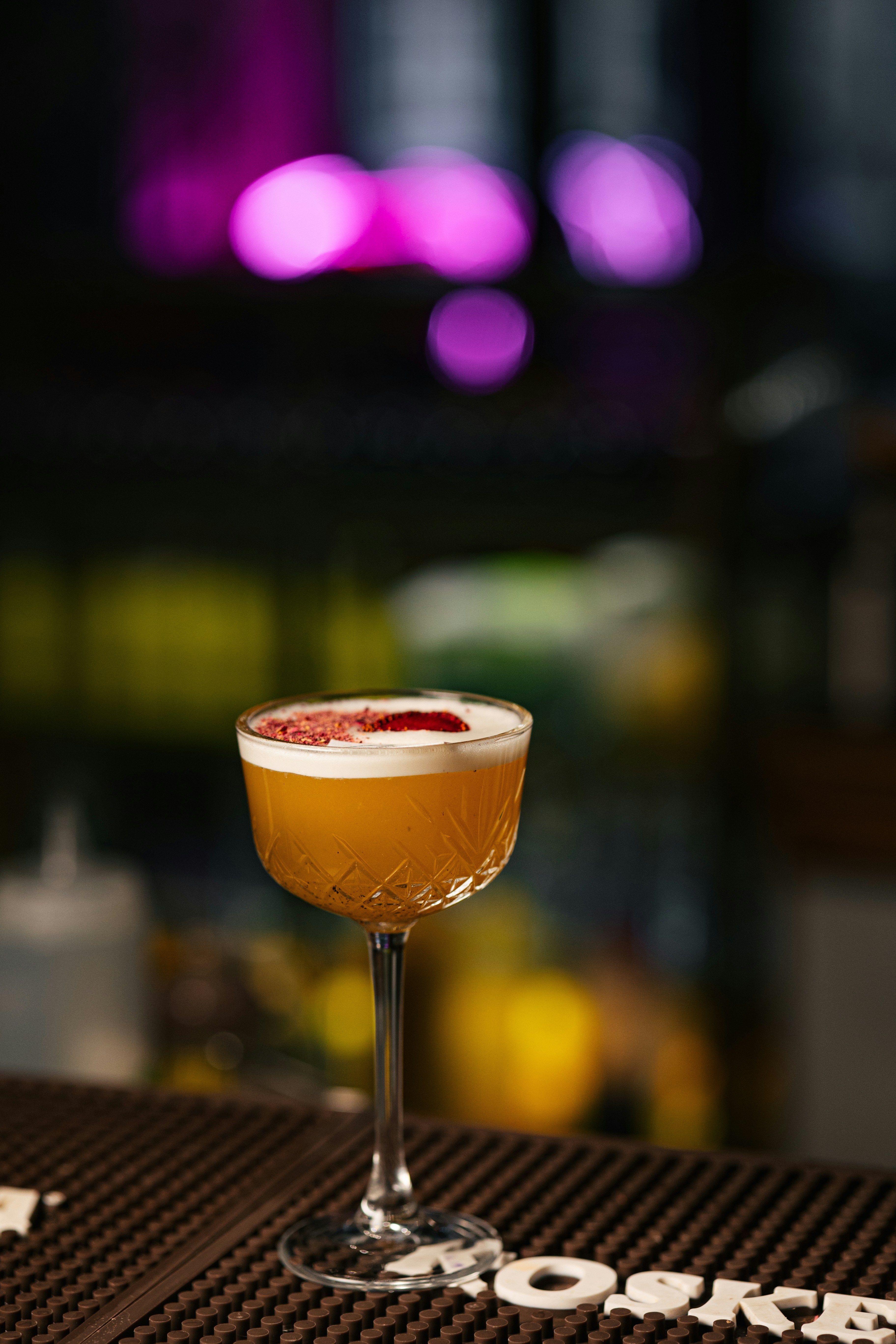 un drink seduto sopra un tavolo