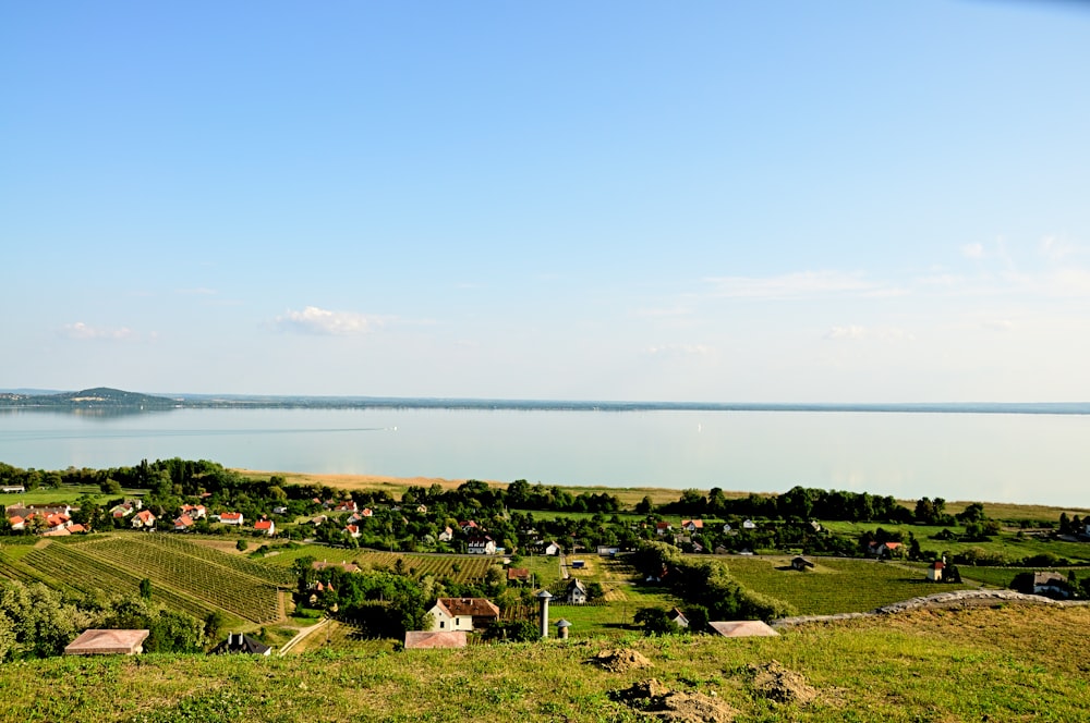 Una vista panorámica de un pequeño pueblo junto al agua