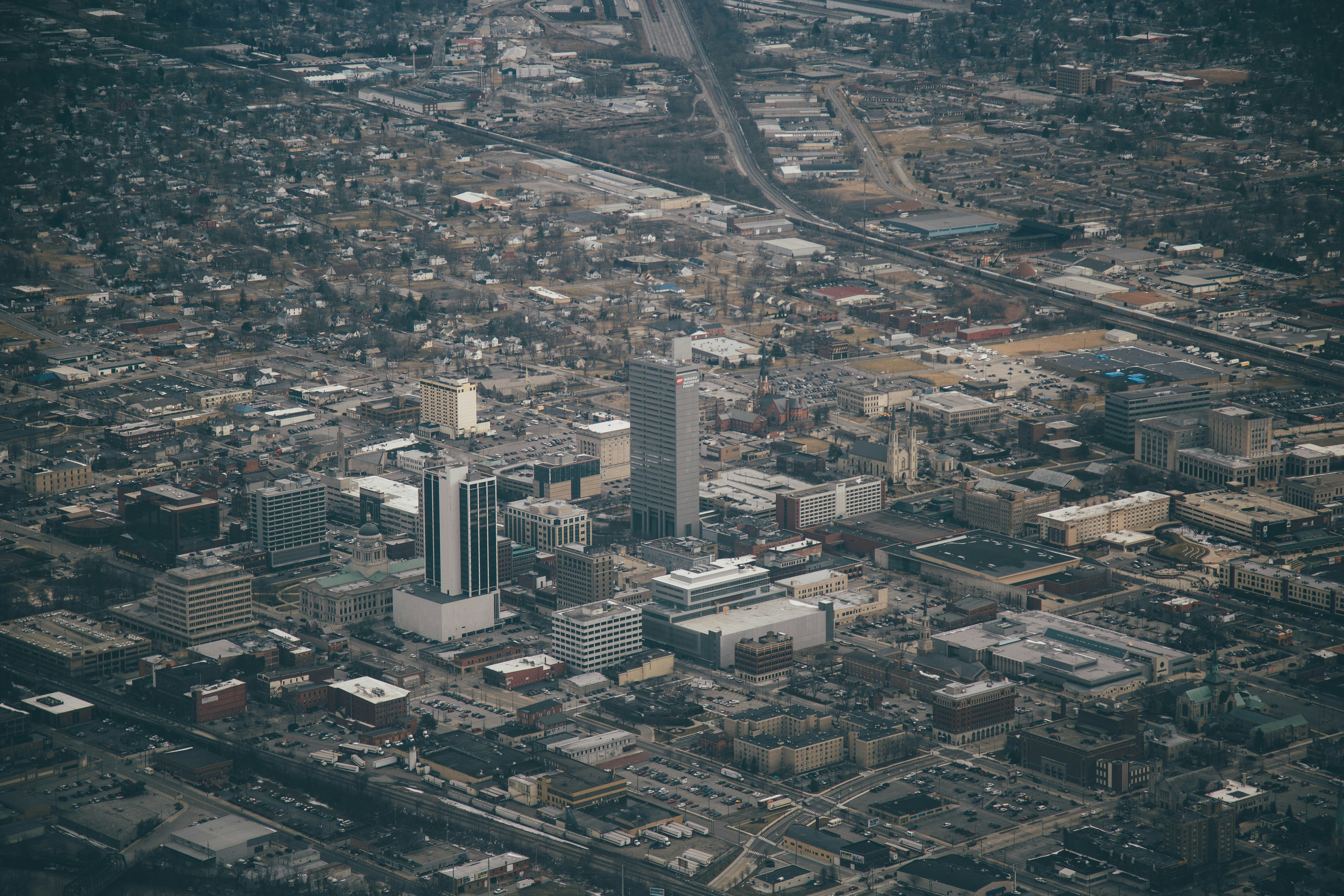 Una veduta aerea di una città con alti edifici