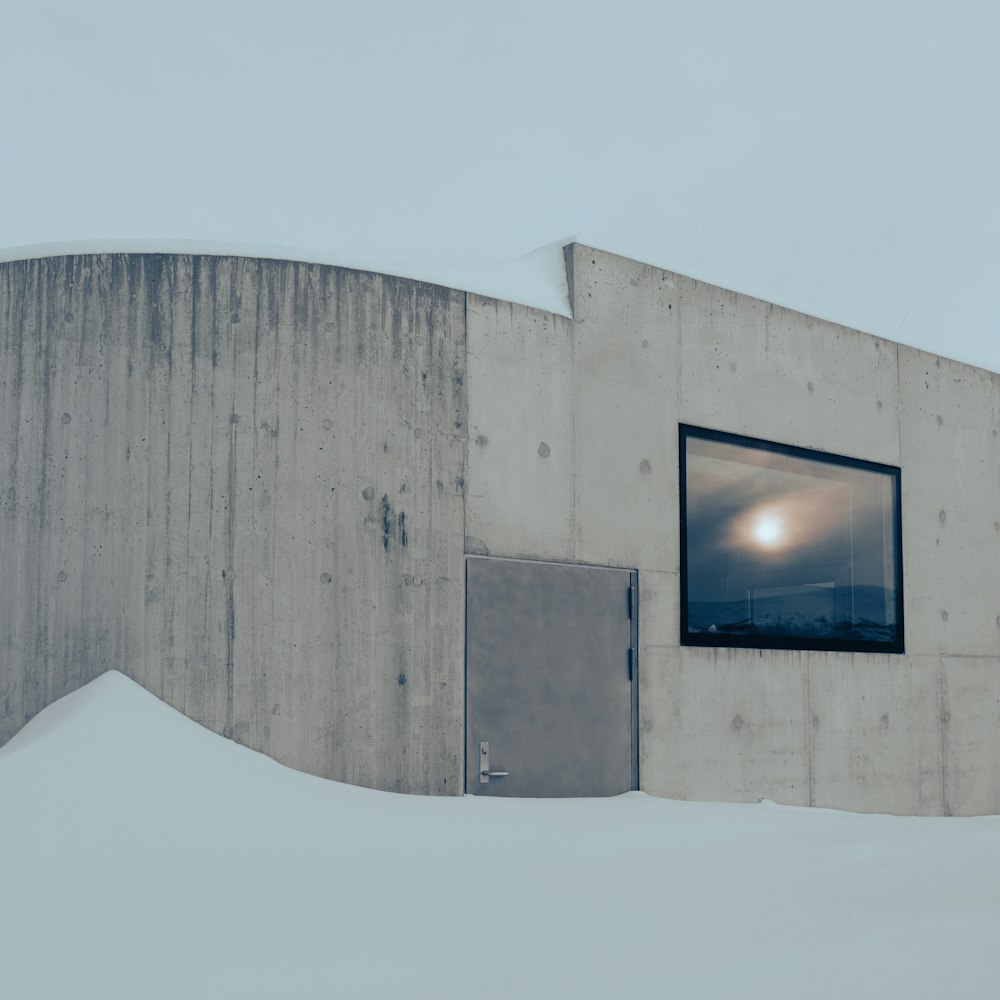 un edificio con una finestra e una porta nella neve