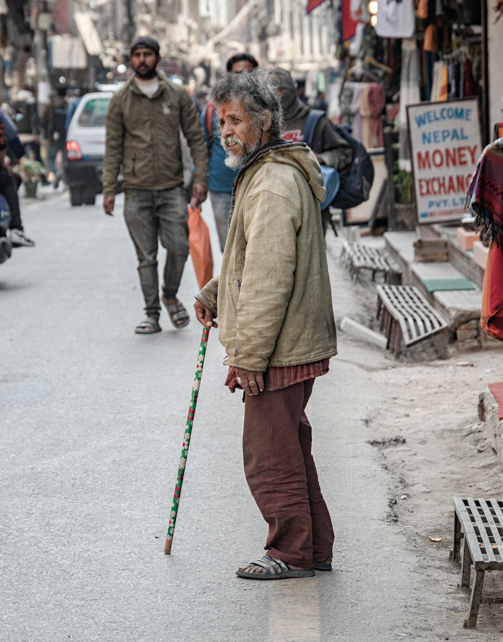 un homme debout au milieu d’une rue