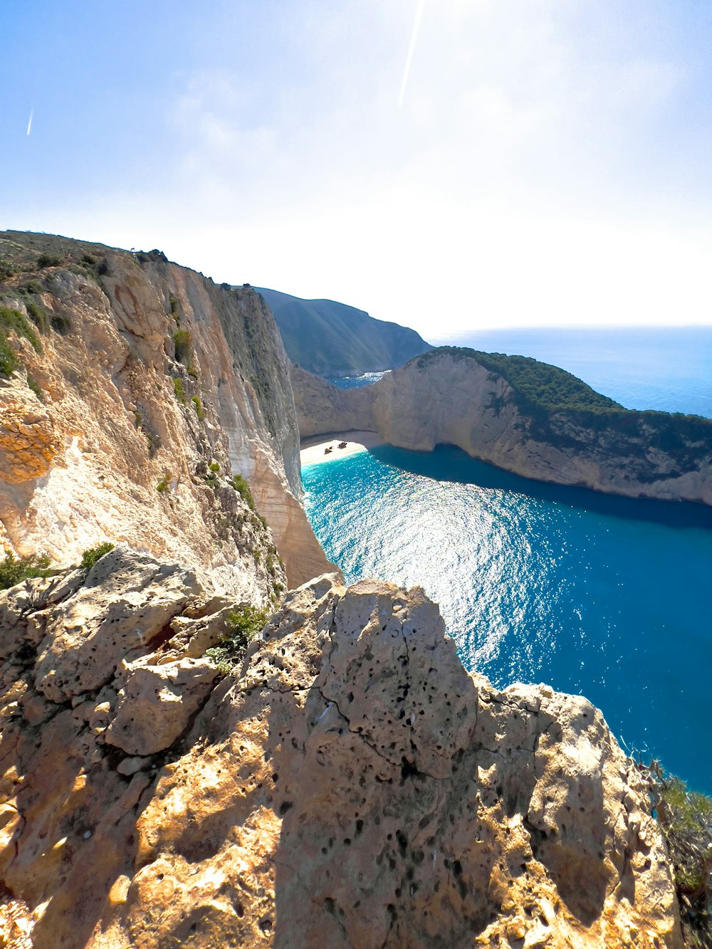 Una vista di uno specchio d'acqua da una scogliera