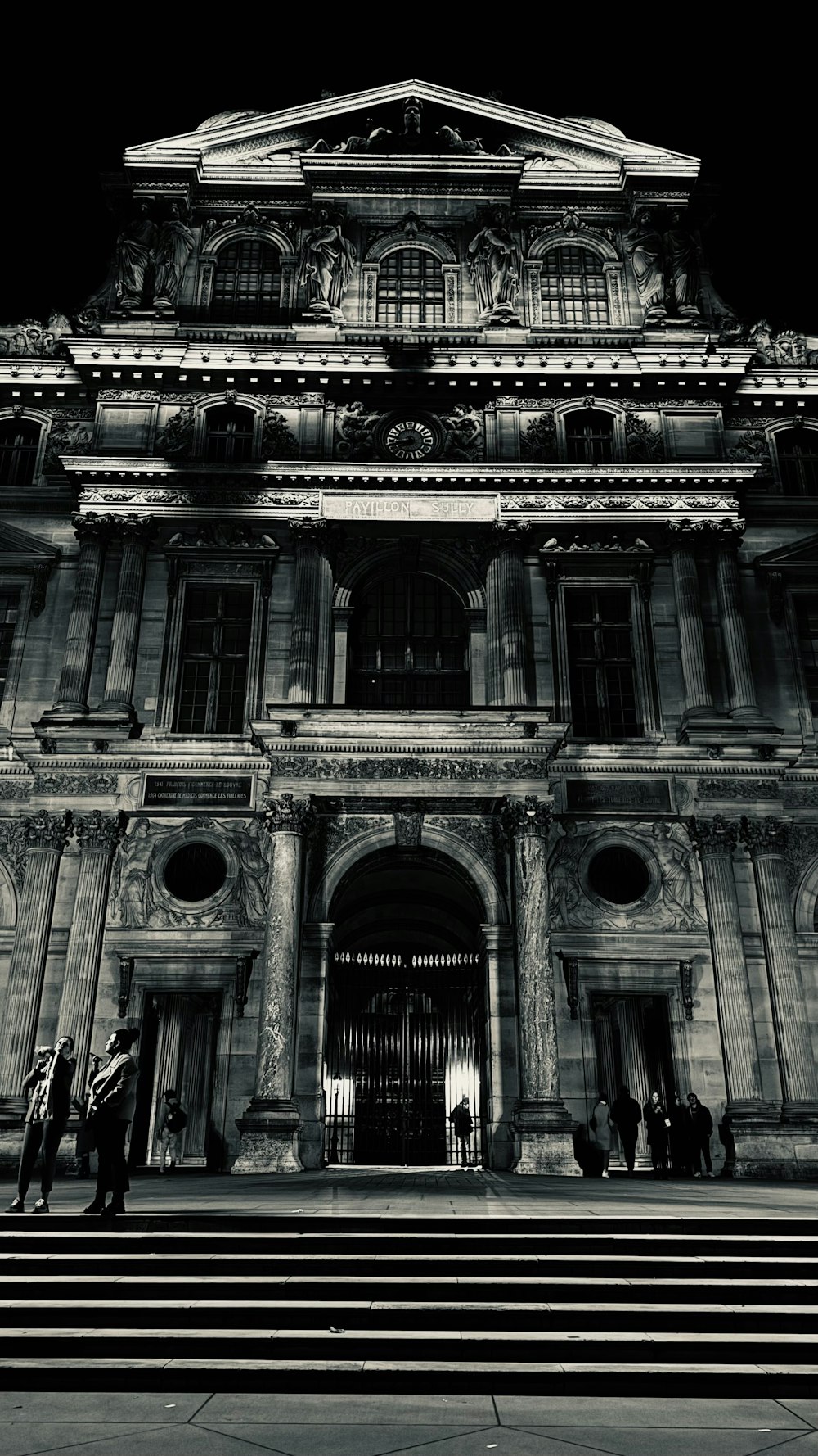 une photo en noir et blanc d’un grand bâtiment
