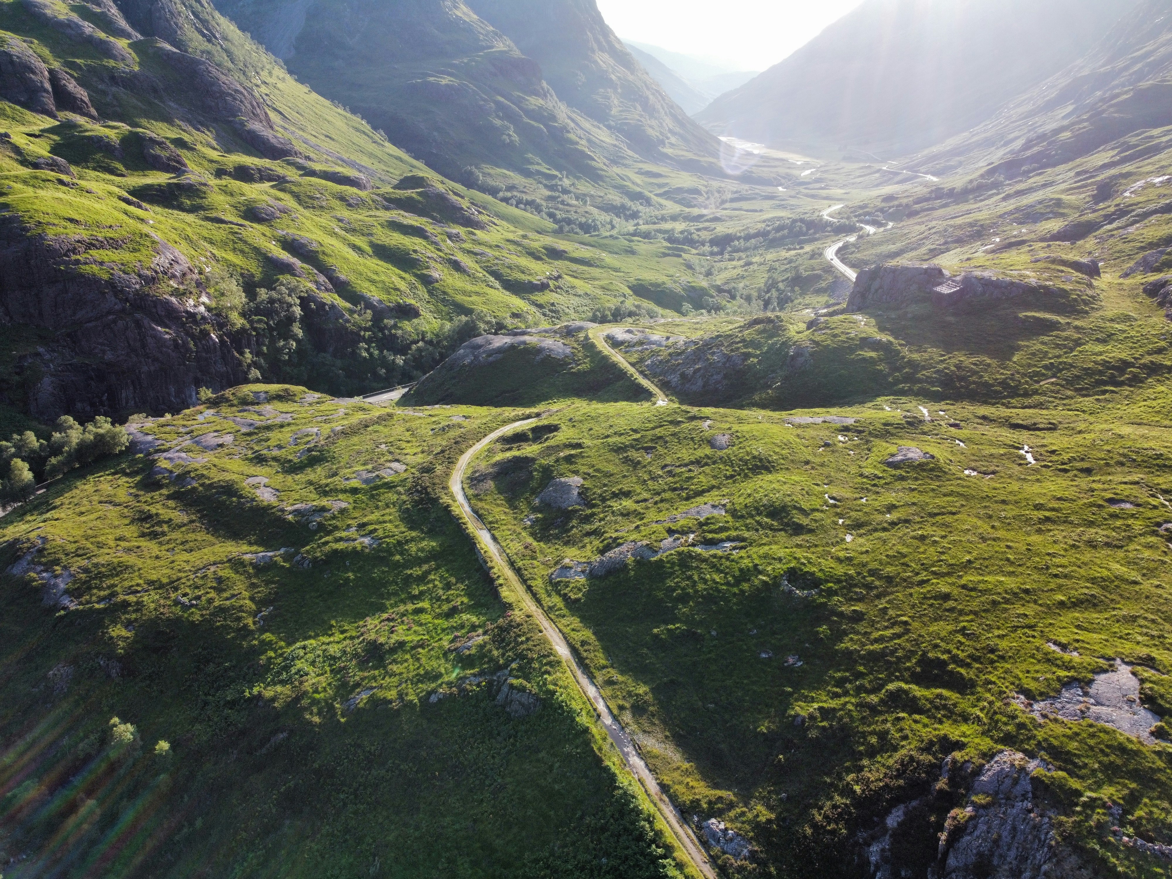 Una vista aérea de una carretera sinuosa en las montañas