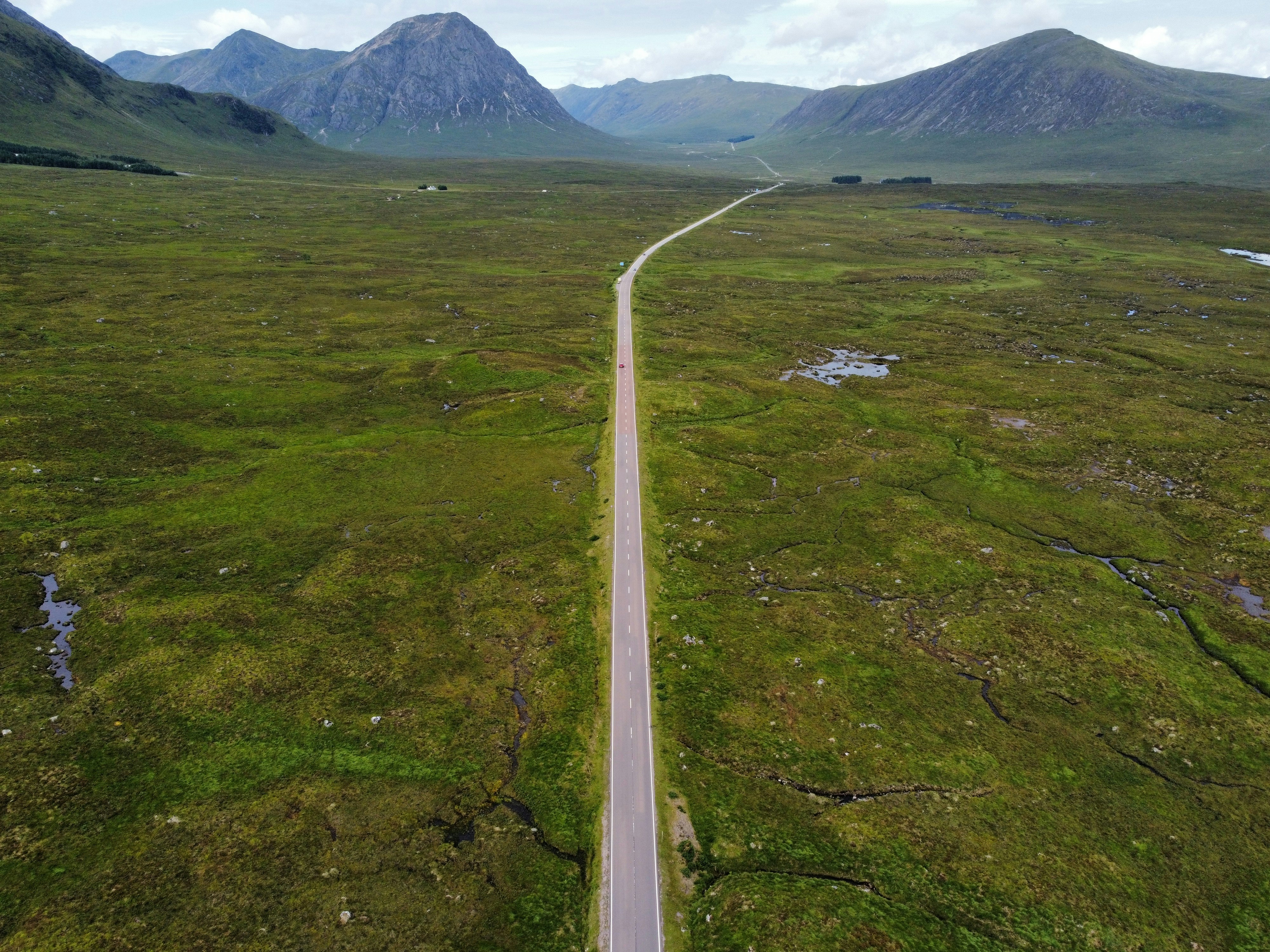 Una vista aérea de una carretera en medio de un campo