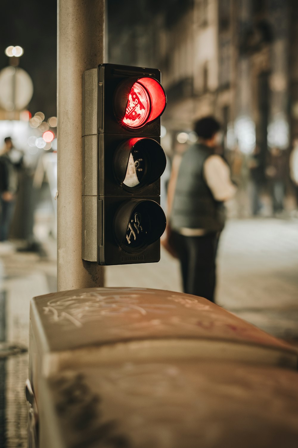 un semaforo seduto sul ciglio di una strada