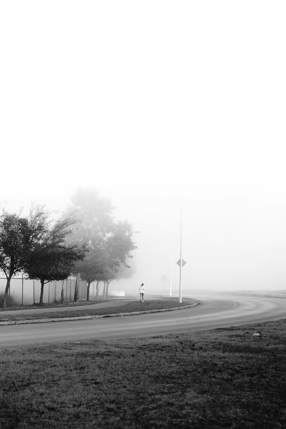 uma foto em preto e branco de uma rua enevoada