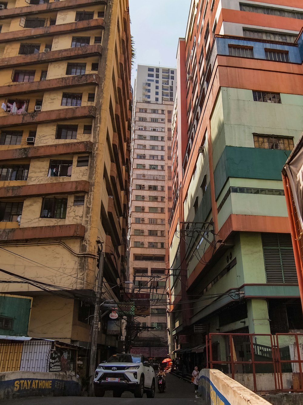uma rua da cidade cheia de edifícios altos ao lado de edifícios altos