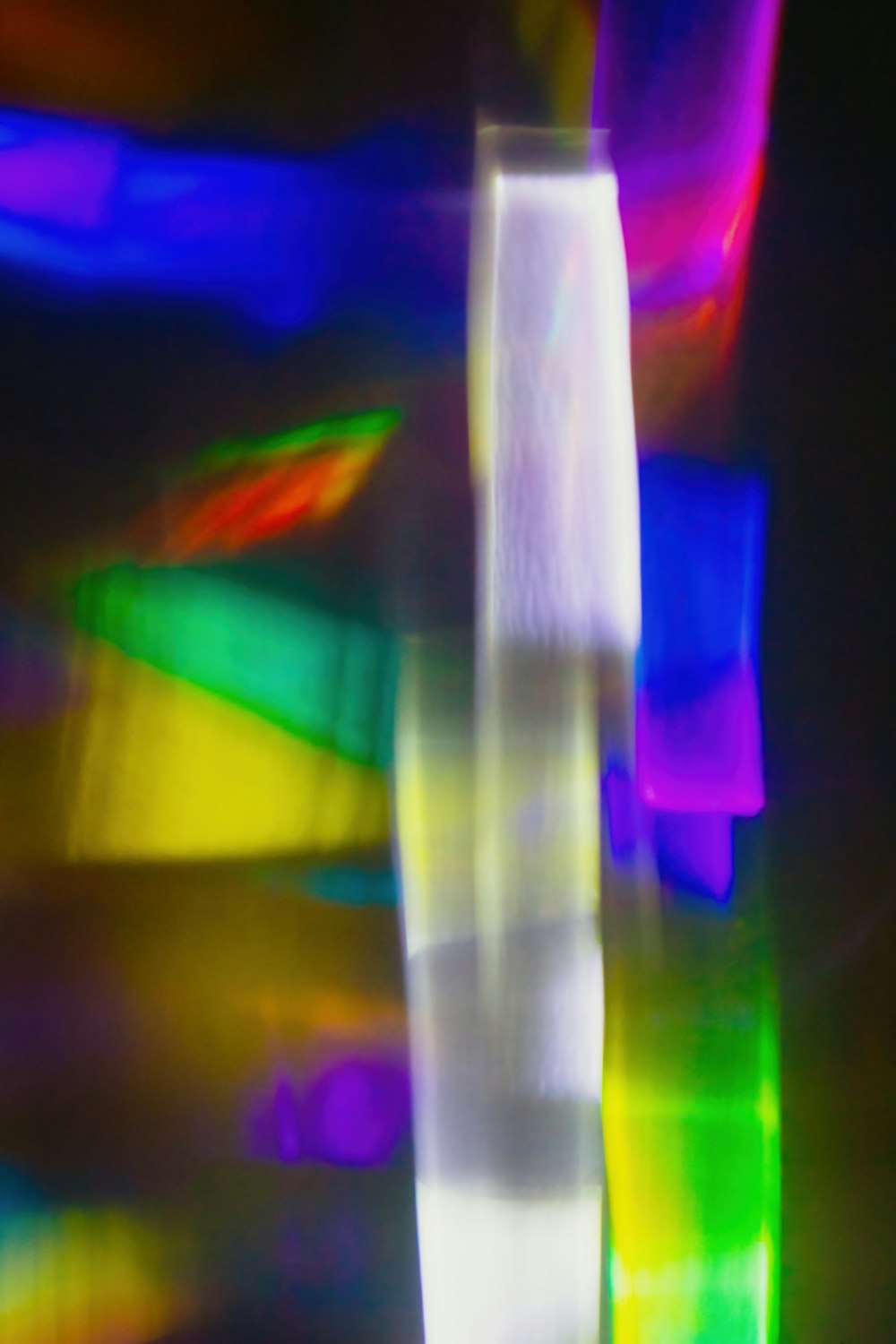 a blurry photo of a tall white object