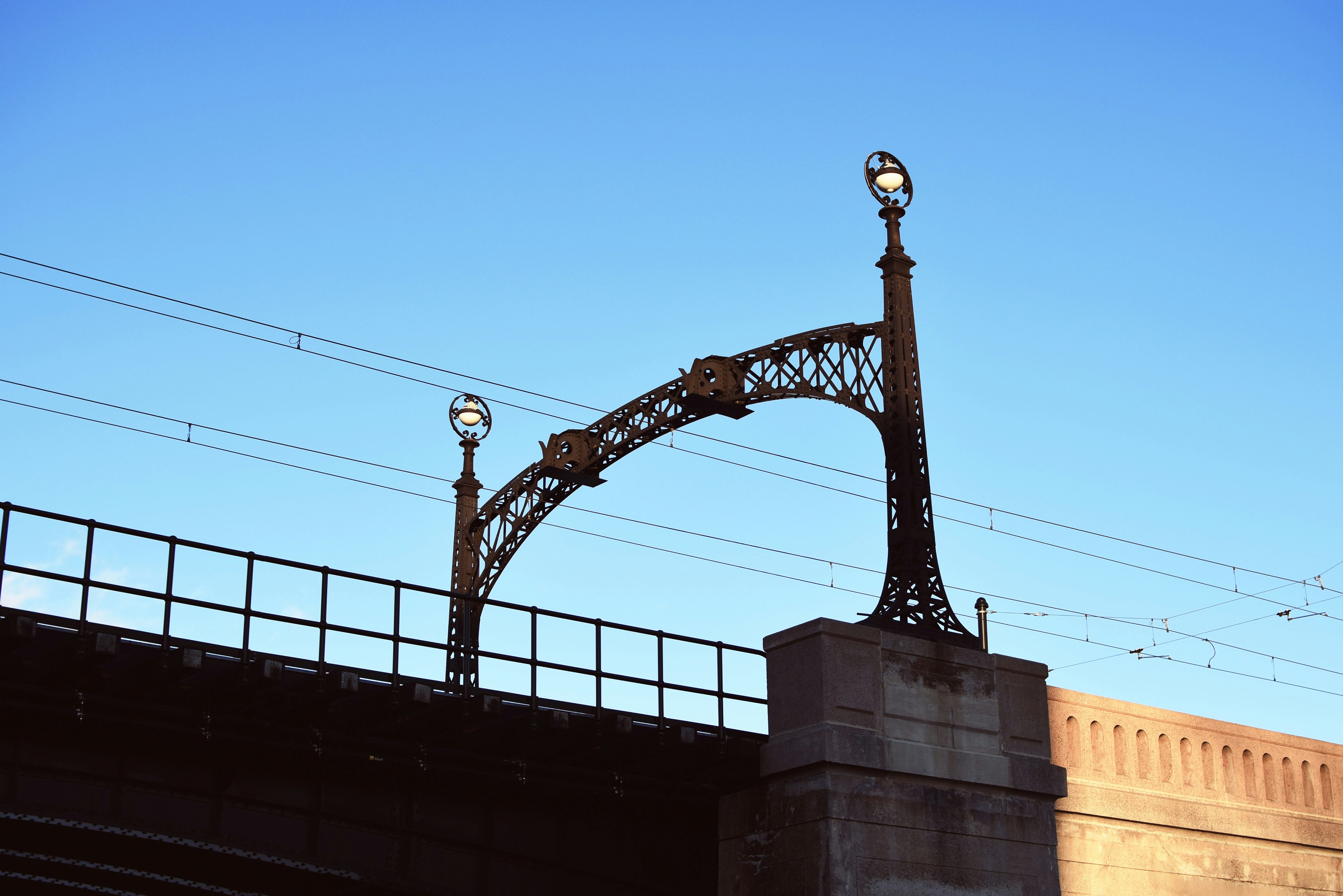 un pont sur lequel il y a des lumières