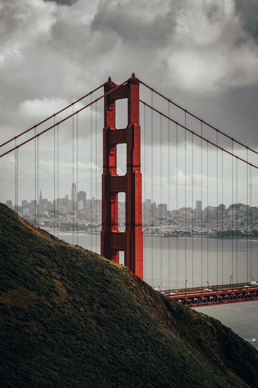 Blick auf die Golden Gate Bridge von der Spitze eines Hügels