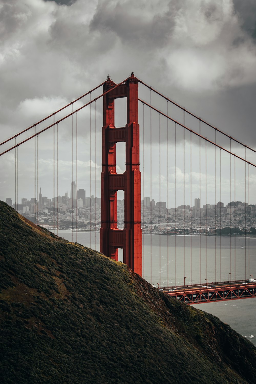 Una veduta del Golden Gate Bridge dalla cima di una collina