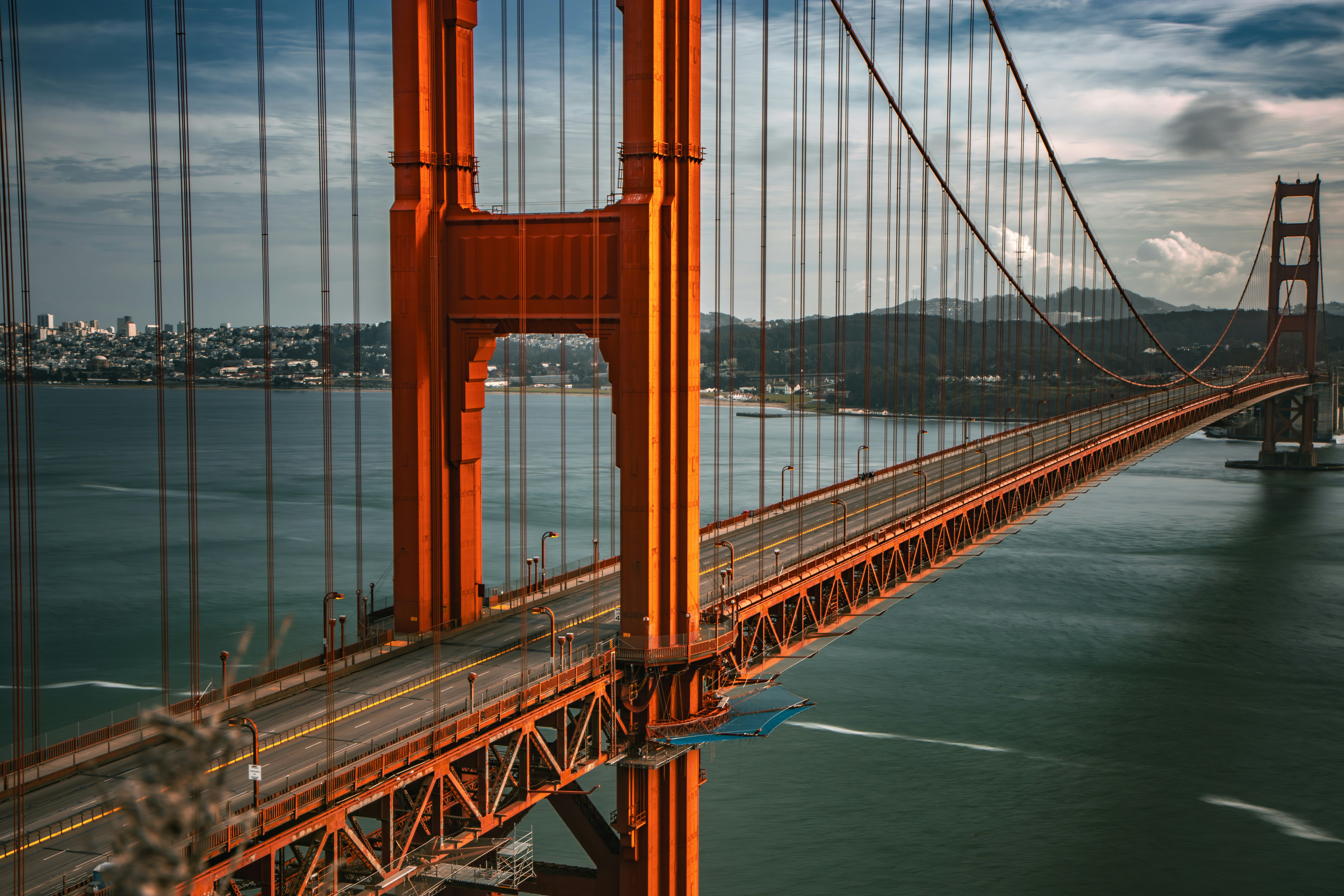 サンフランシスコのゴールデンゲートブリッジのローアングル写真の写真