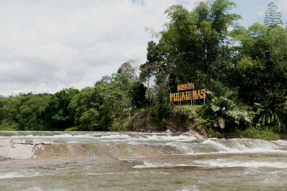 uma placa que está à beira de um rio