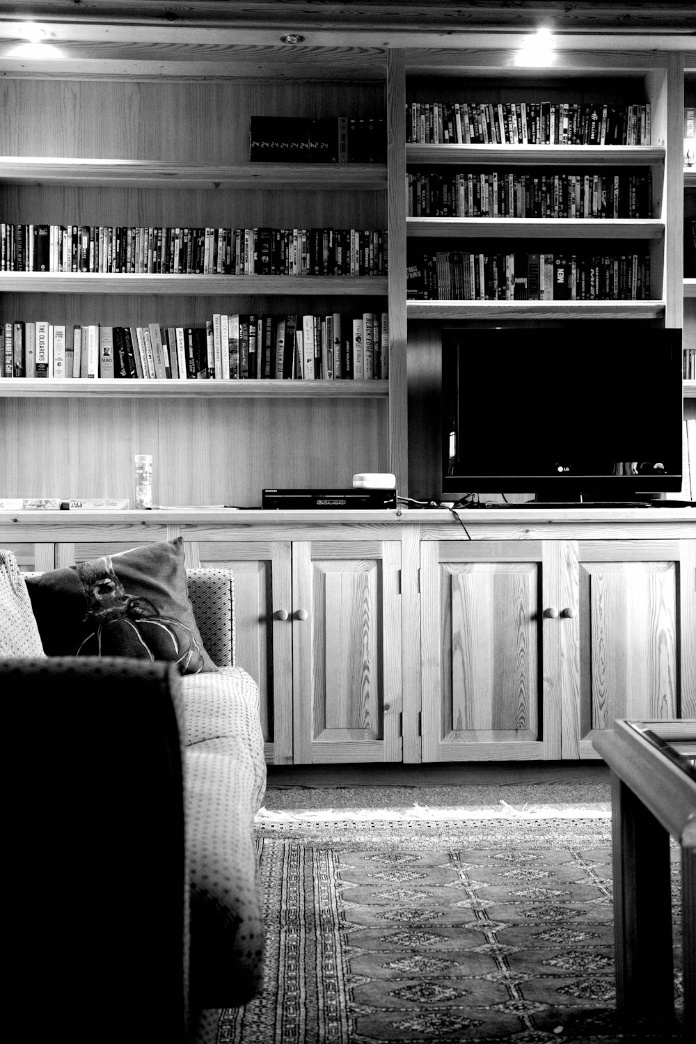 uma foto em preto e branco de uma sala de estar