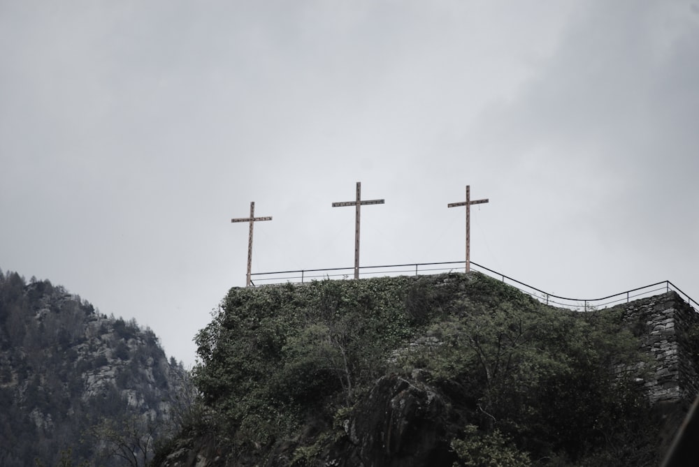 Tres cruces en la cima de una colina en un día nublado