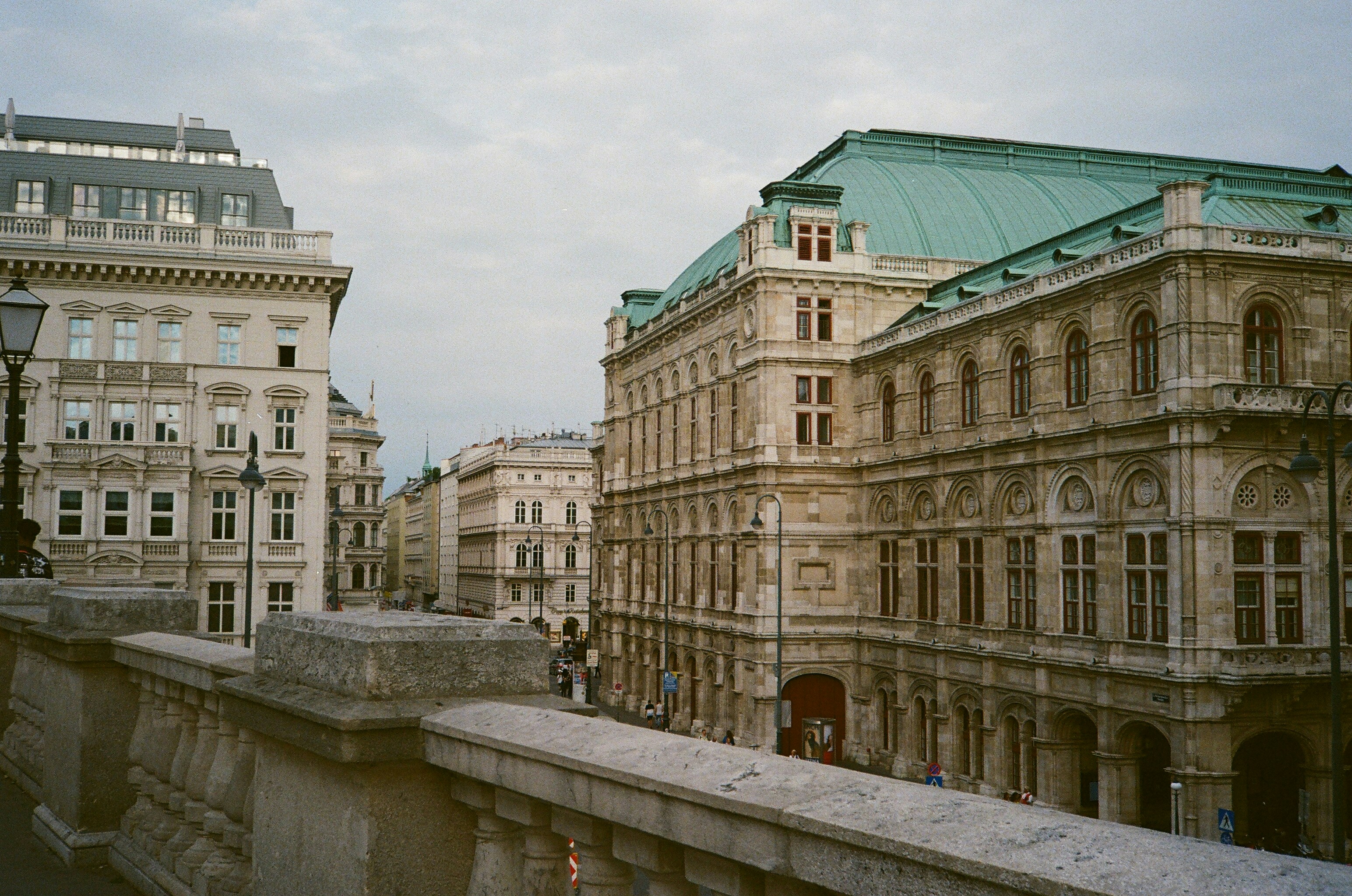 un paio di edifici che sono uno accanto all'altro