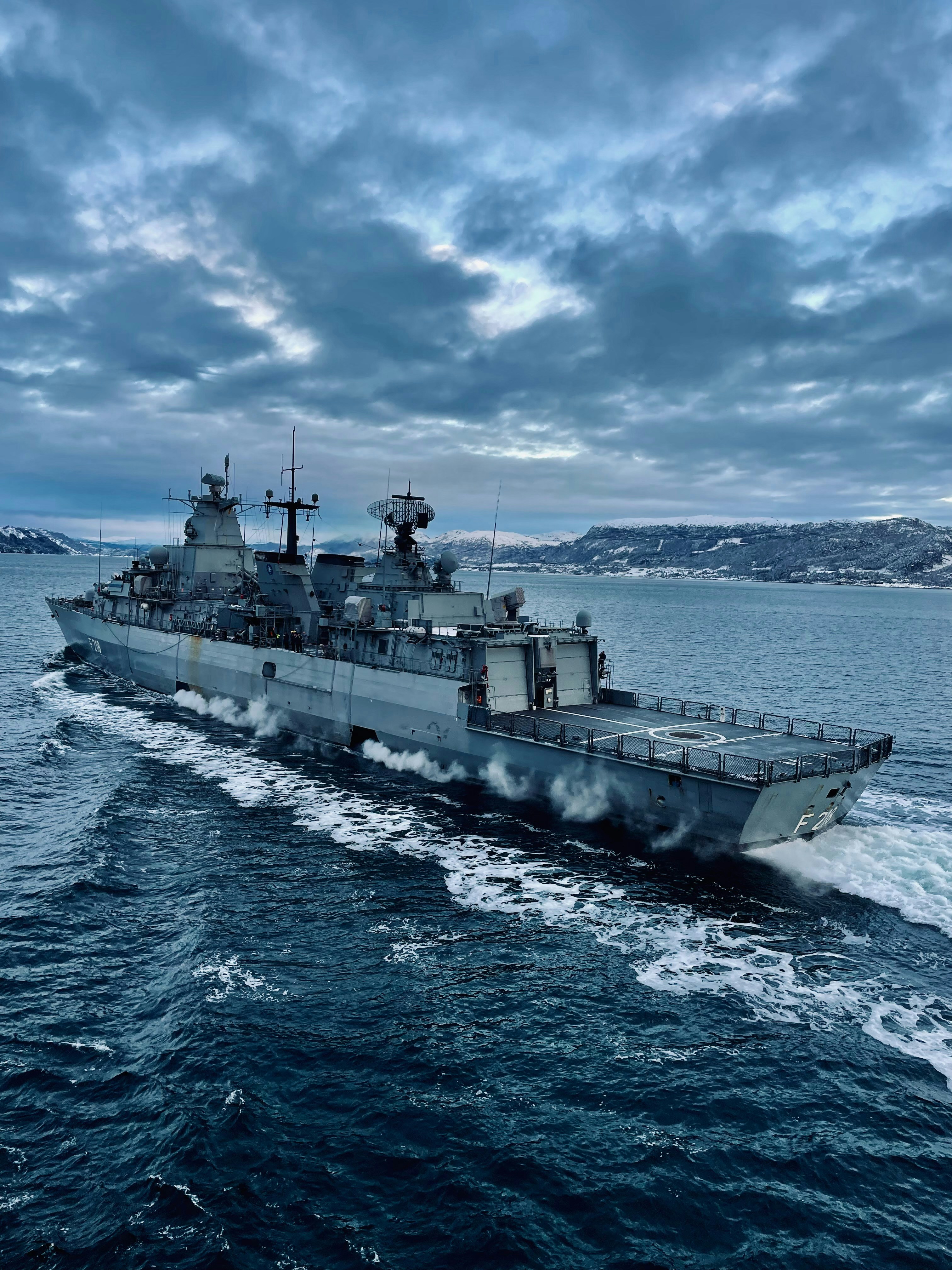 een groot militair schip midden op de oceaan