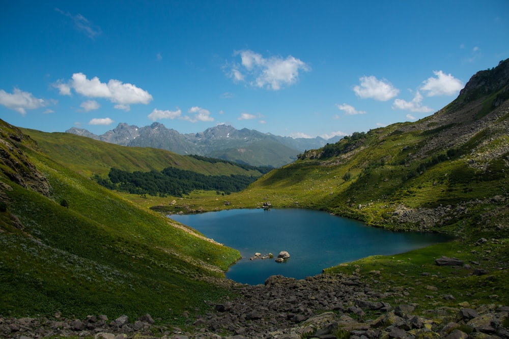 um lago no meio de uma cordilheira