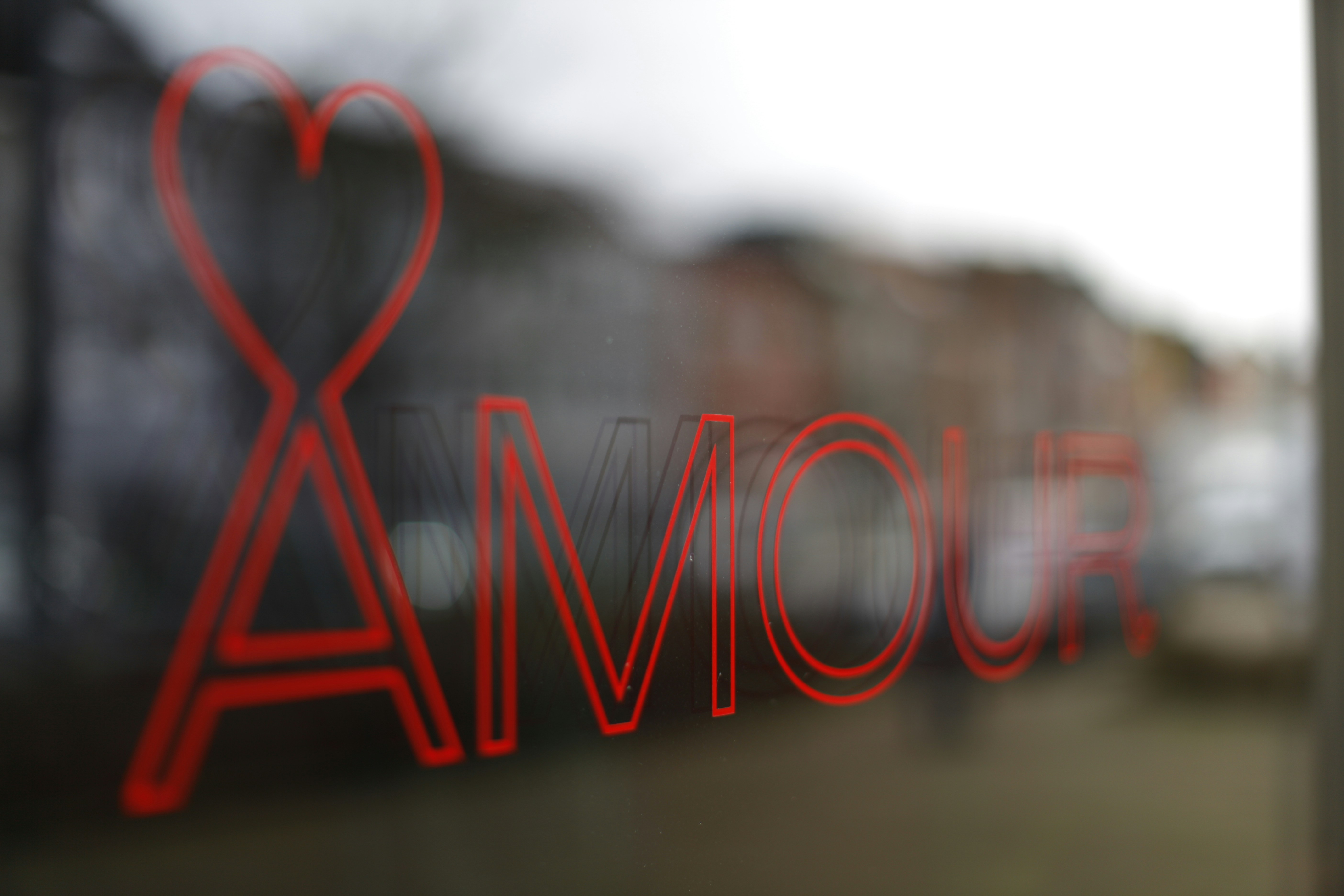 um close up de uma janela de vidro com um coração vermelho