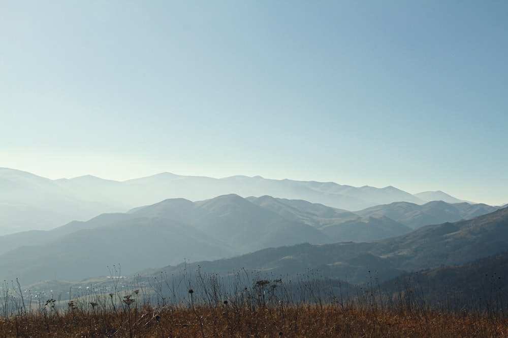 Una vista de una cadena montañosa desde una colina
