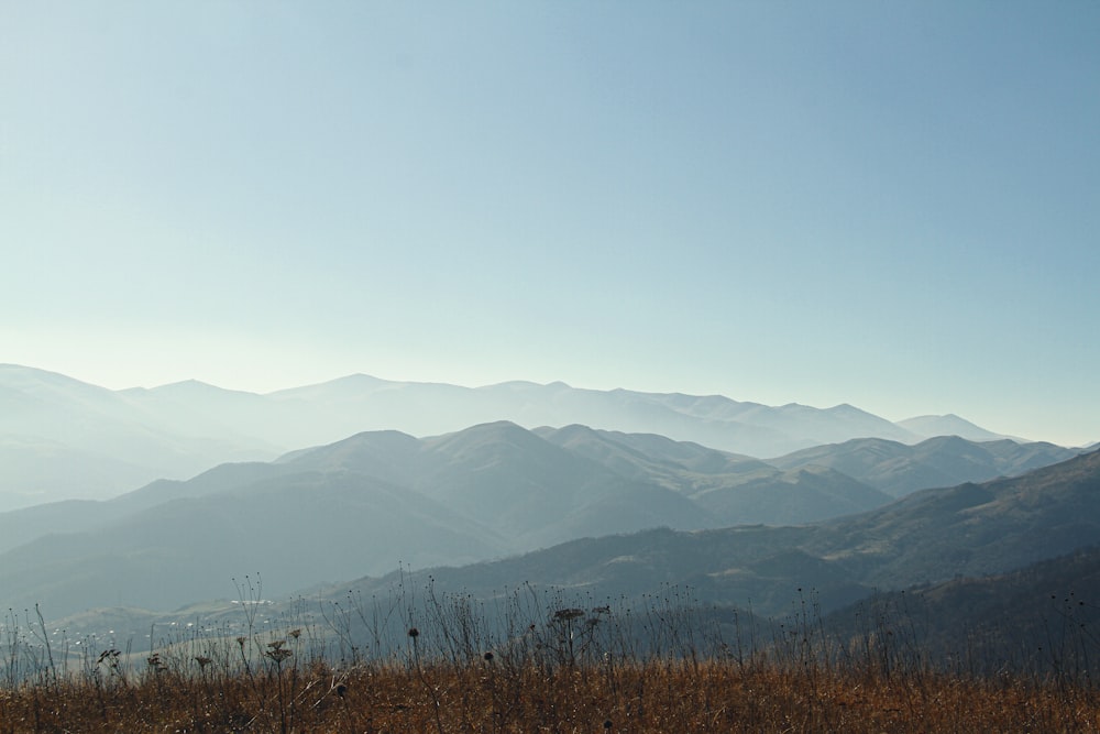 une vue d’une chaîne de montagnes depuis une colline