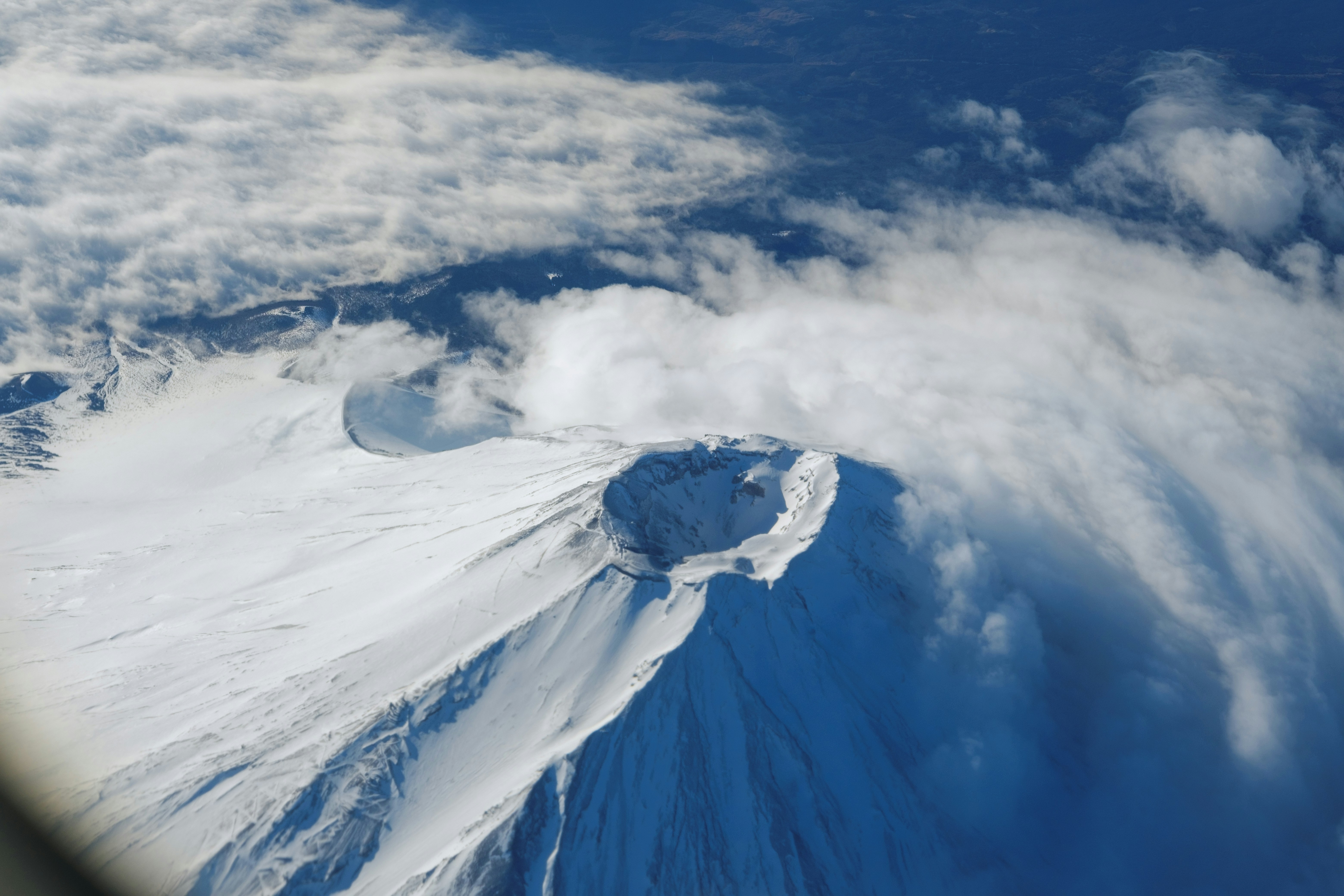 hublot d’avion avec vue sur le Mont Fuji