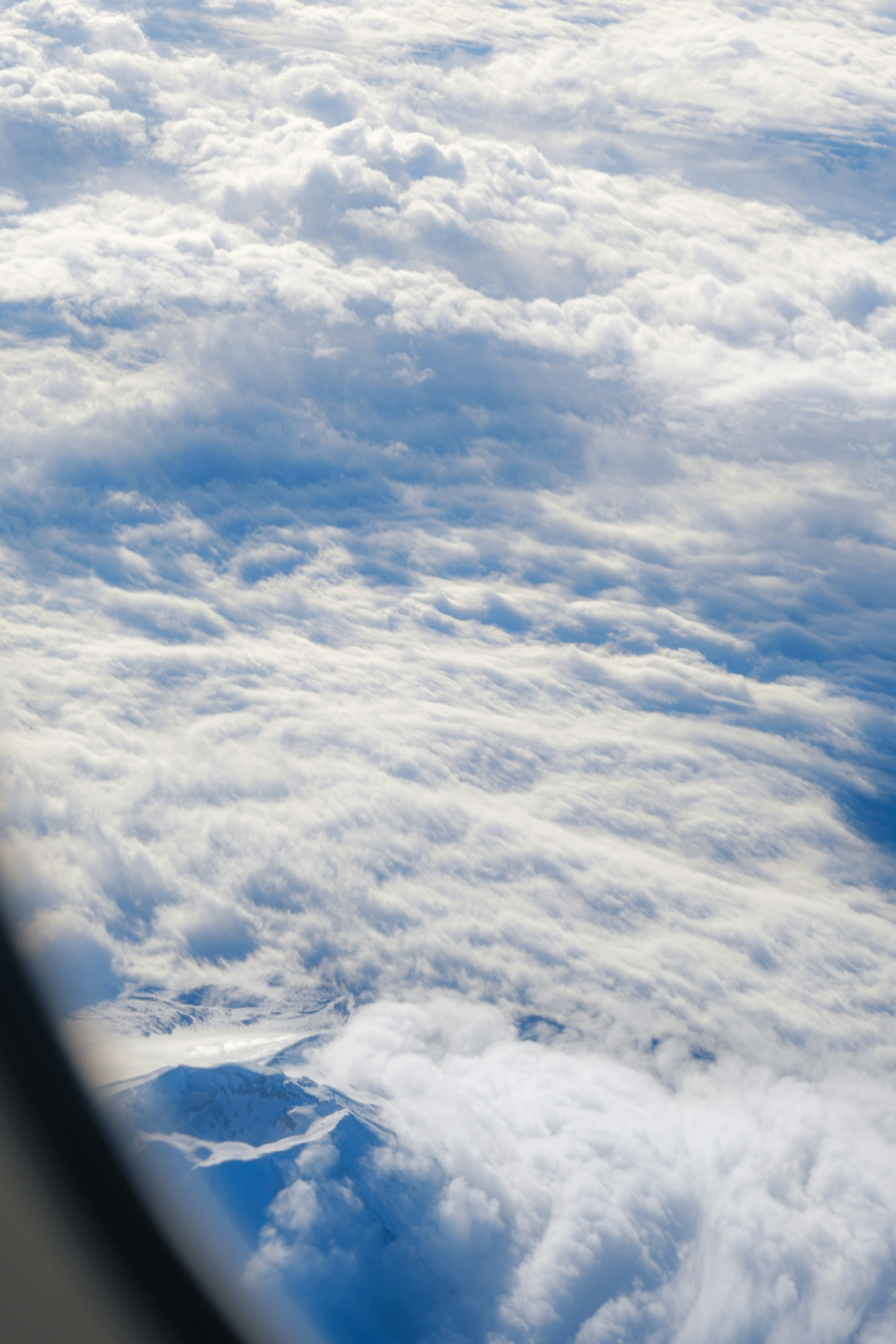 Blick auf Wolken aus einem Flugzeugfenster
