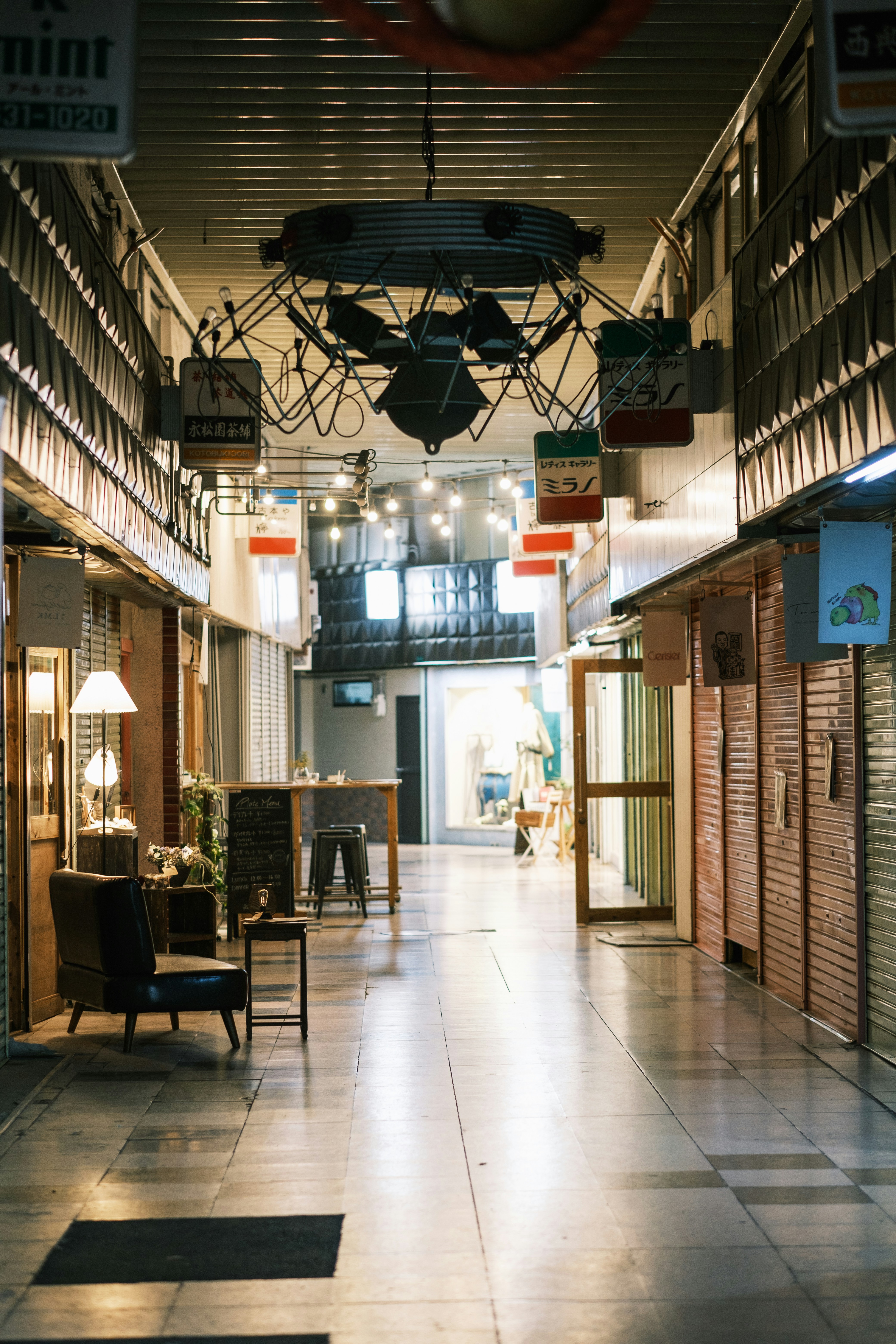 une pièce avec beaucoup de chaises et de tables