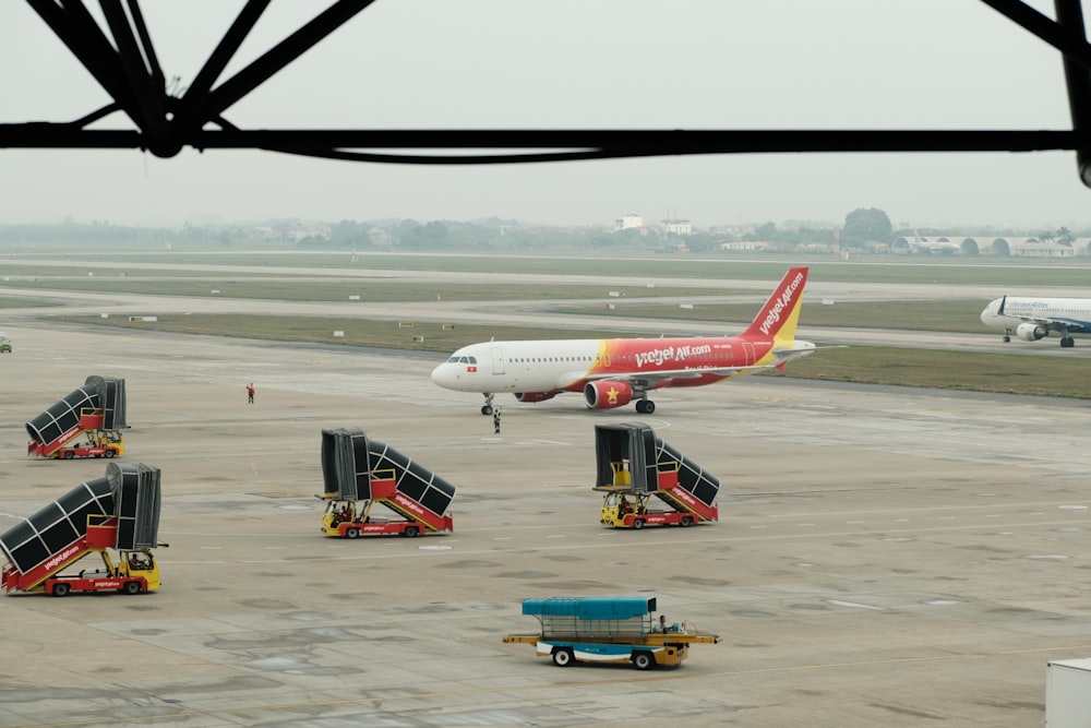 공항 활주로 위에 앉아 있는 대형 제트 여객기