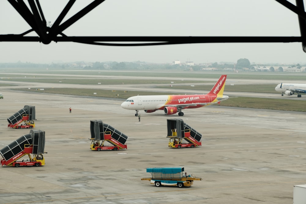 un grand avion de ligne posé sur le tarmac d’un aéroport