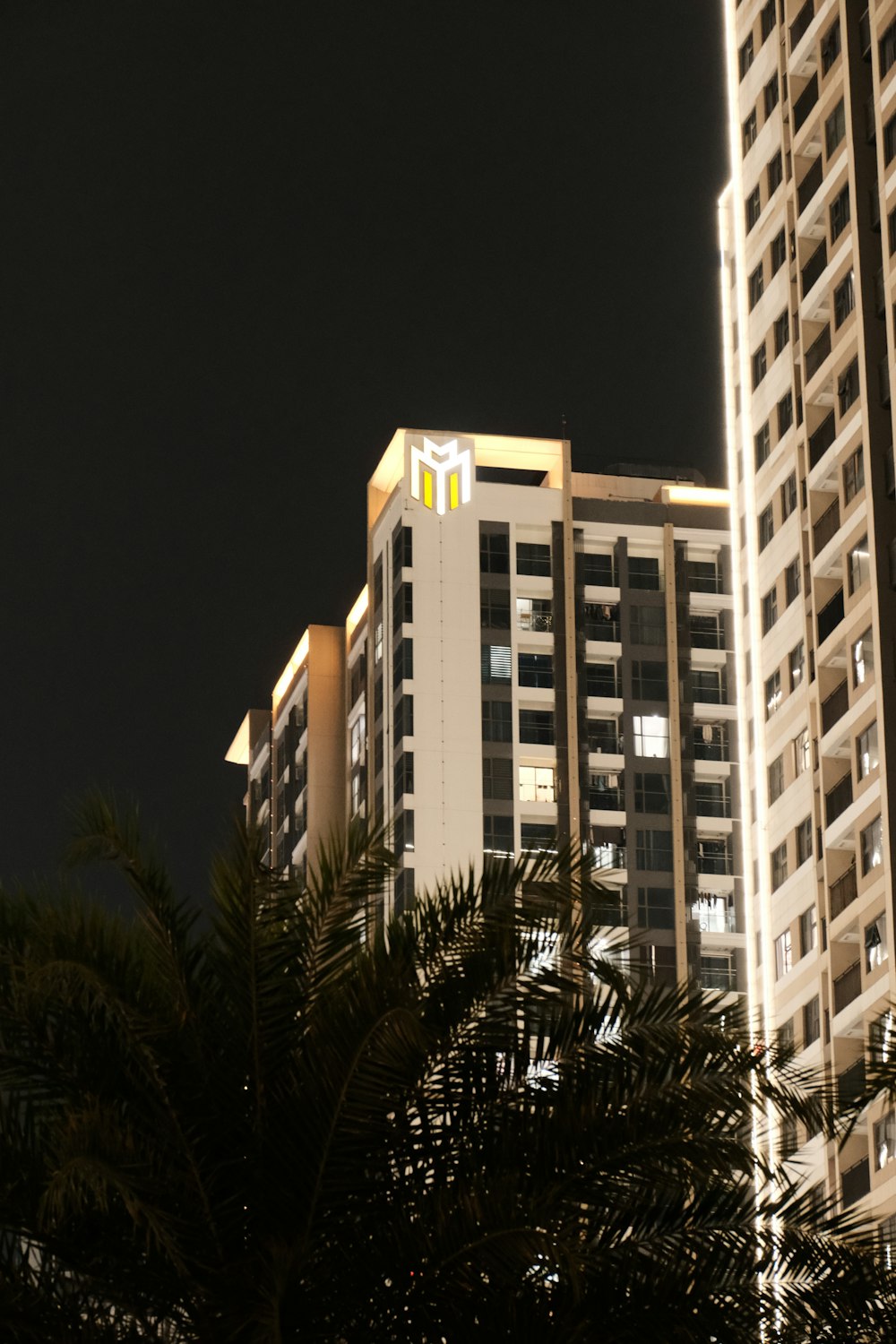 Un edificio alto y blanco con un letrero de McDonald's en su costado