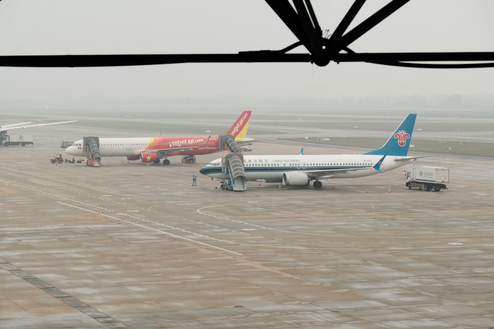 滑走路を走る飛行機の数機