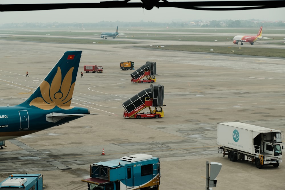un grande aereo di linea seduto in cima alla pista di un aeroporto