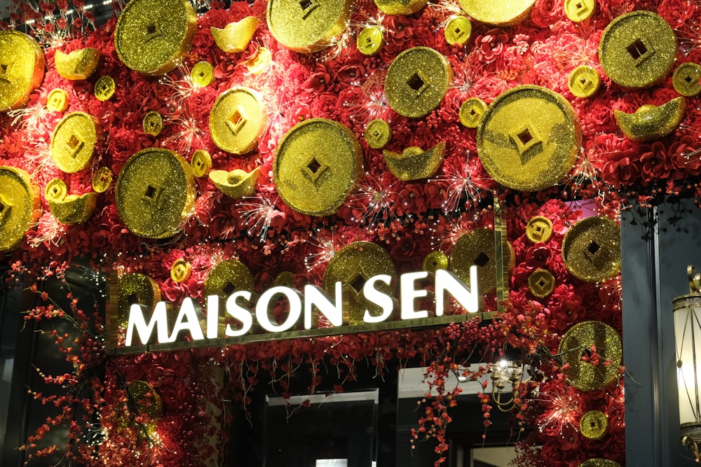 uma fachada de loja decorada com decorações vermelhas e douradas
