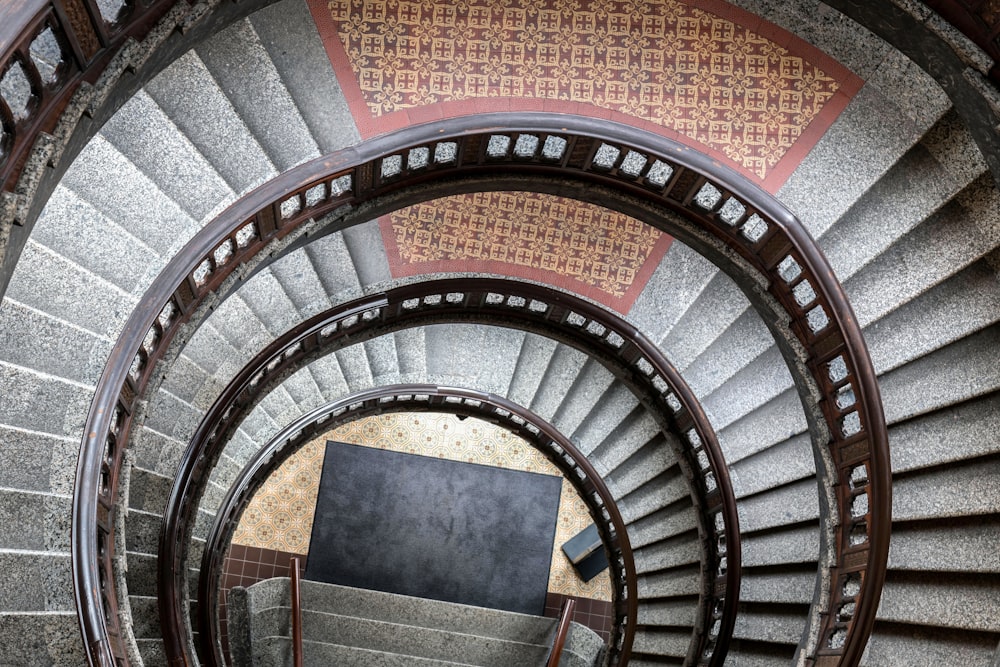 a spiral staircase is shown from the top down