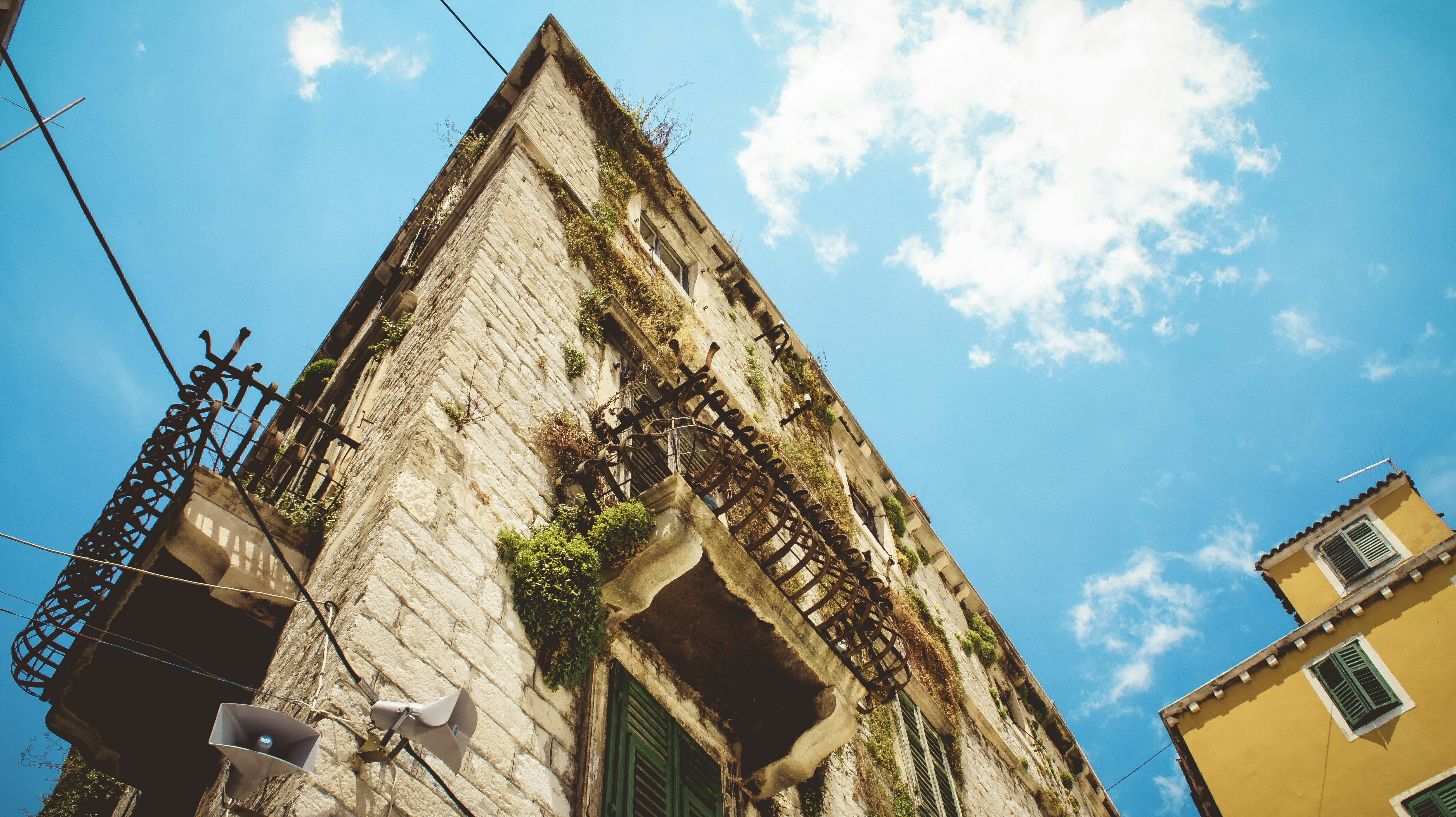 バルコニーとバルコニー付きの高層ビル