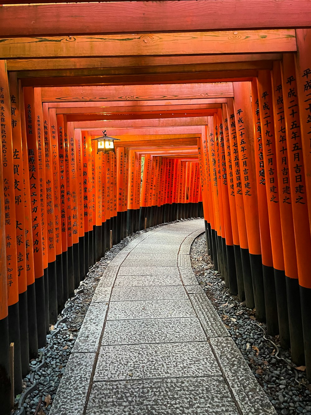 une passerelle bordée de colonnes orange et noires
