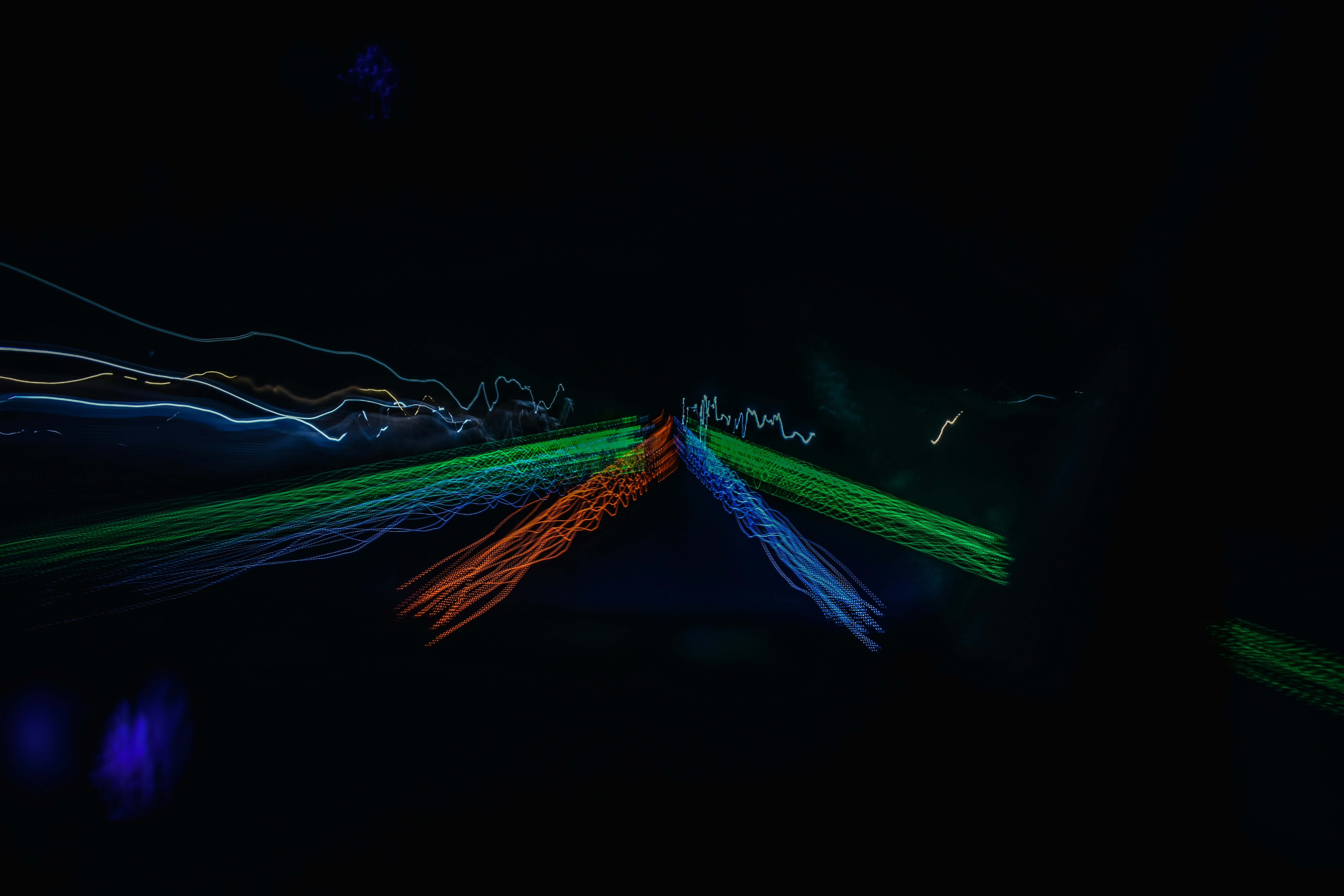 ein langzeitbelichtetes Foto einer Straße bei Nacht