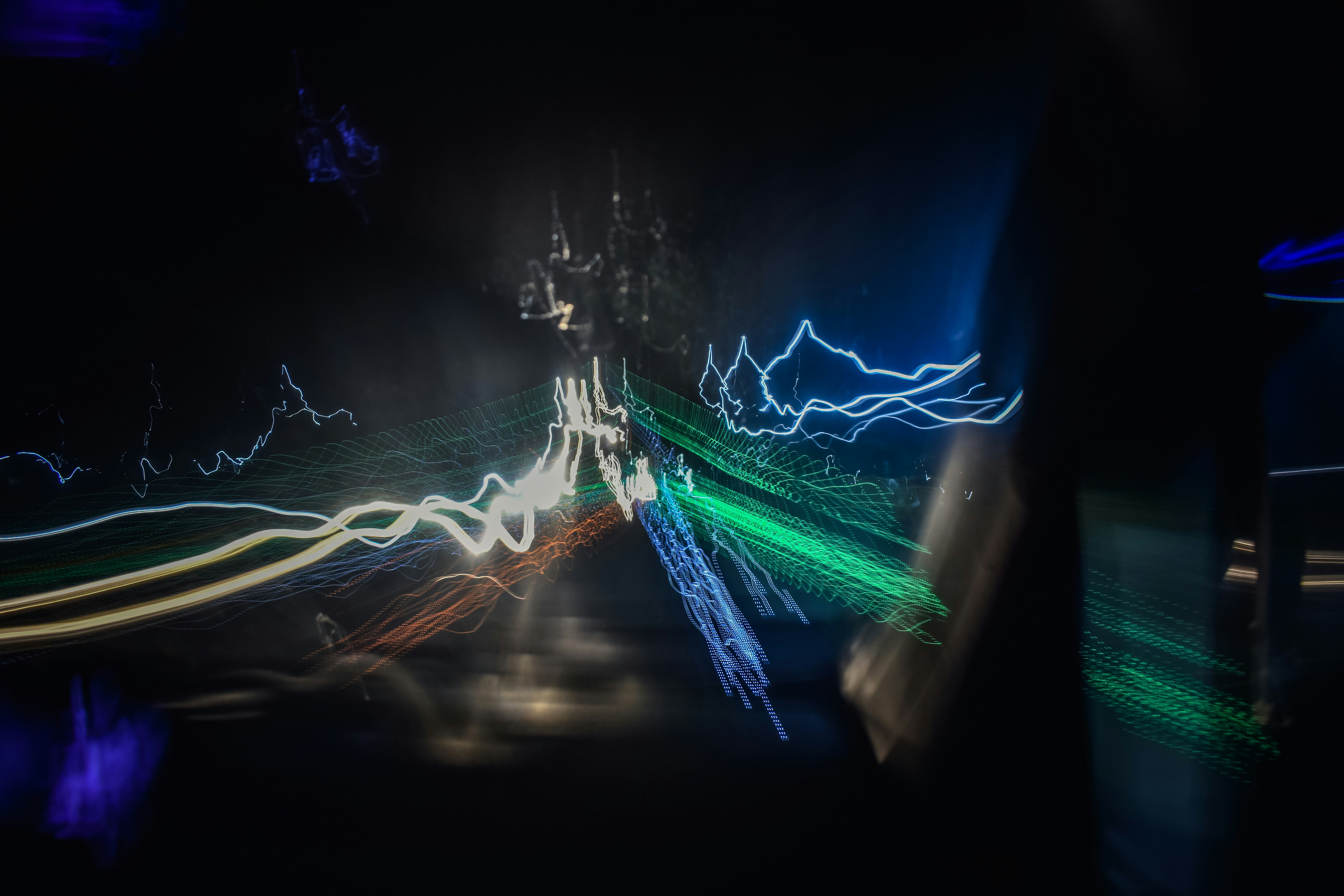 Ein verschwommenes Foto einer nächtlichen Stadtstraße