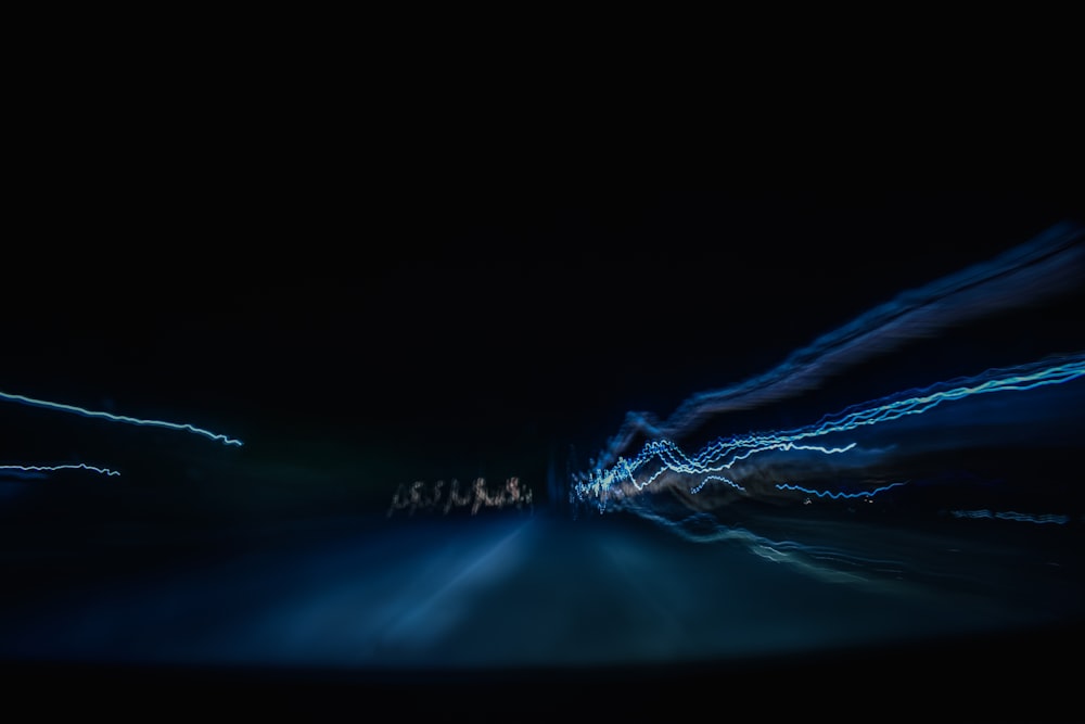 una foto sfocata di una strada di notte