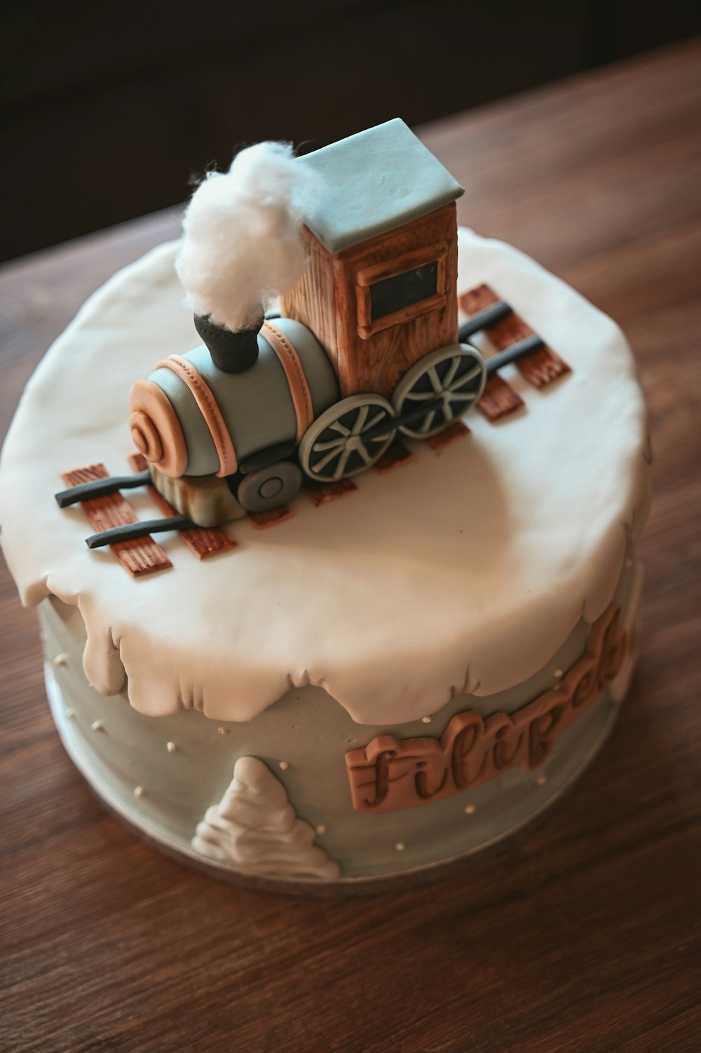 um bolo que tem um trem em cima dele
