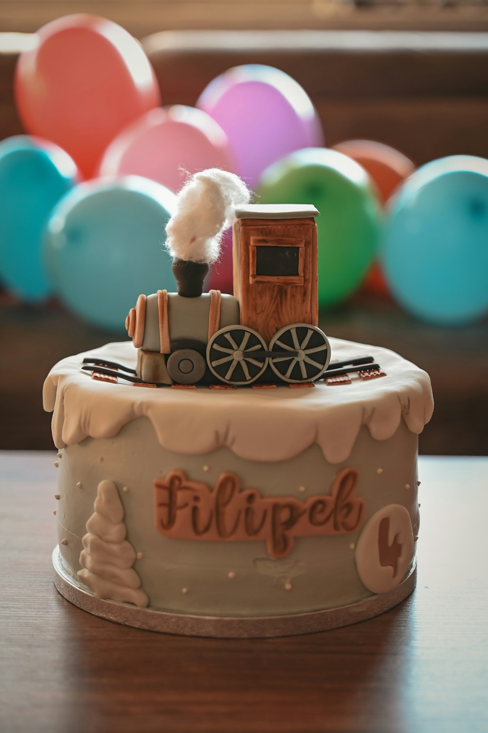um bolo de aniversário com um trem em cima dele
