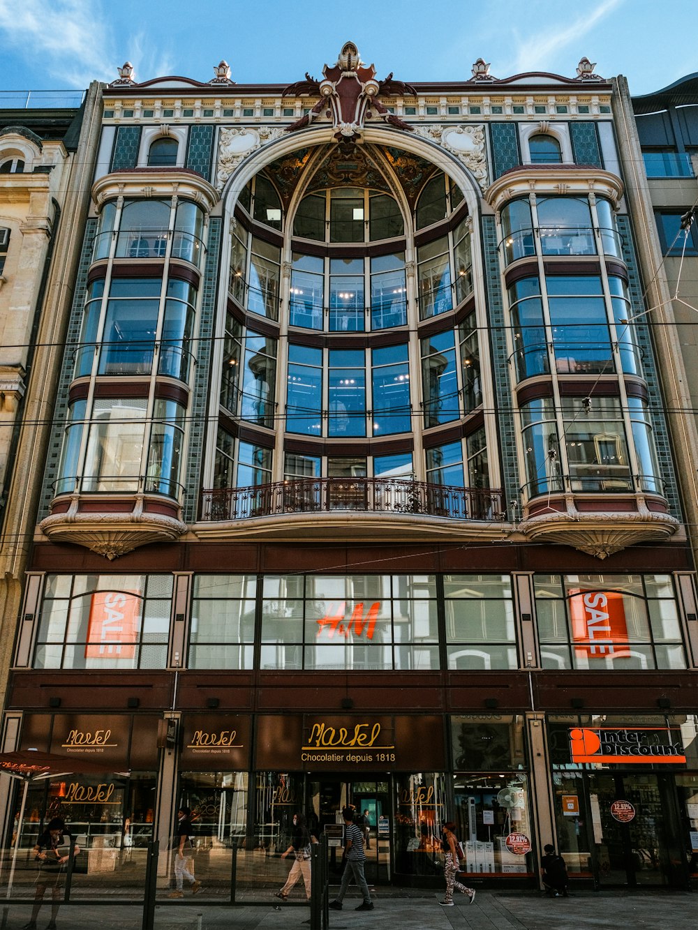 a large building with a lot of windows on it