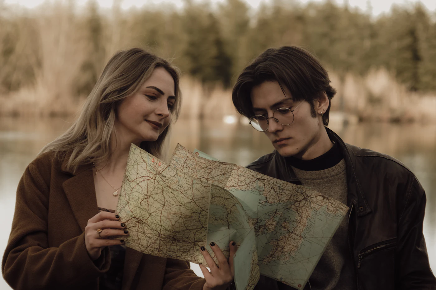 Un couple penché sur une carte, prépare l'itinéraire.